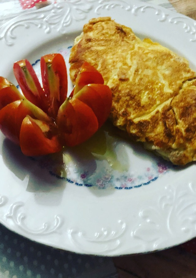 Una foto de Tortilla francesa rellena de bacon y queso