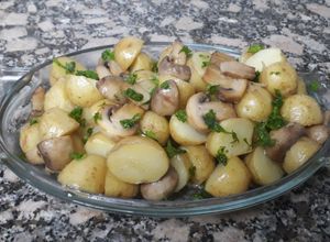 Una foto de Ensalada tibia de papines y champiñones