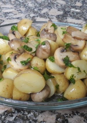 Una foto de Ensalada tibia de papines y champiñones