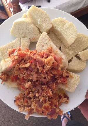 A picture of Boiled yam and egg sauce.