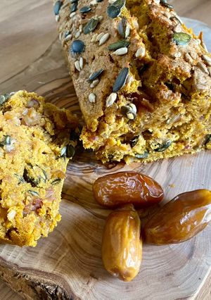 Une photo de Cake « Bruno » #vegan butternut aux épices, aux dattes et aux graines de tournesol et de courge