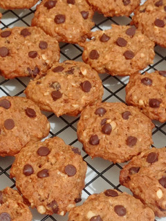 Foto resep Choco Chip Peanut Banana Soft Cookies
