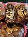 Muffins de chocolate rellenos con manzana y coco rallado