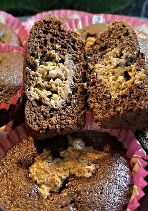 Una foto de Muffins de chocolate rellenos con manzana y coco rallado