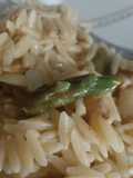 Orzo vegano con espárragos y limón