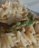 Orzo vegano con espárragos y limón