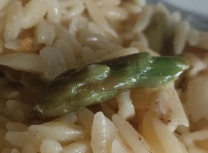 Una foto de Orzo vegano con espárragos y limón