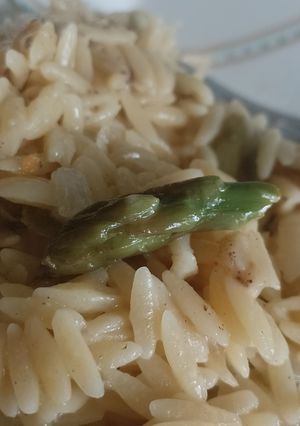 Una foto de Orzo vegano con espárragos y limón