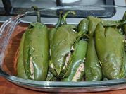 Una foto de chile relleno atun