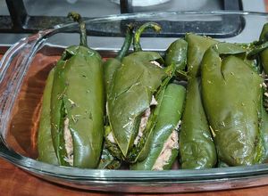 Una foto de Chiles rellenos de atún