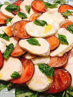 Foto principal de Ensalada caprese con tomates azules