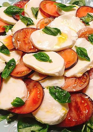 Foto principal de Ensalada caprese con tomates azules