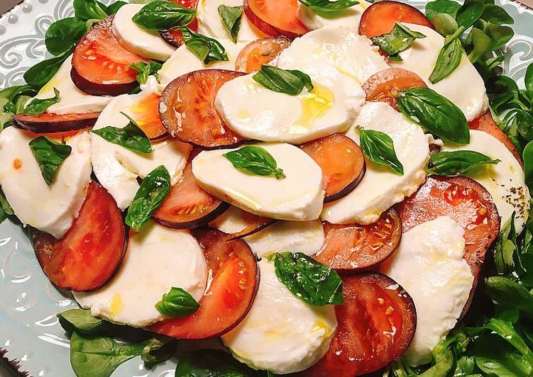 Ensalada caprese con tomates azules