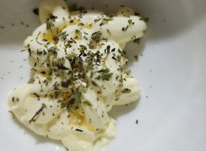 Una foto de Aderezo de mayonesa y orégano para pollo al horno