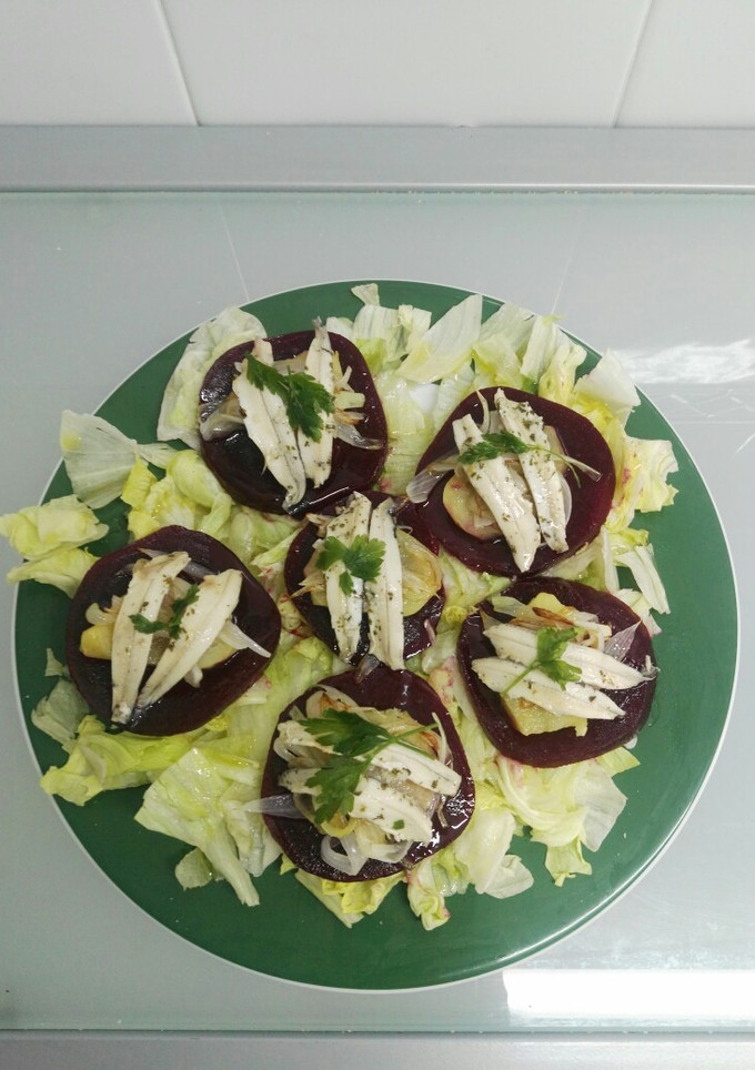 Una foto de Ensalada de boquerones en vinagre con remolacha