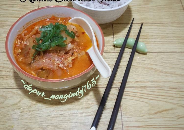 Resep Chamchi Kimchi Jjigae (잠치김씨개) Kimchi Stew with Tuna yang Menggugah Selera
