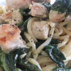 A picture of Spaghettis au poulet et épinards à la crème.