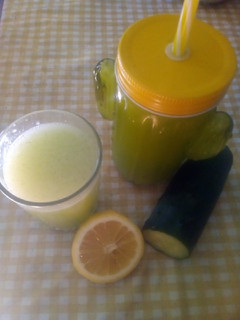 Una foto de Agua de pepino y limón