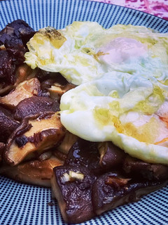 Una foto de Salteado de setas shitake con jamón ibérico y huevos 🍳