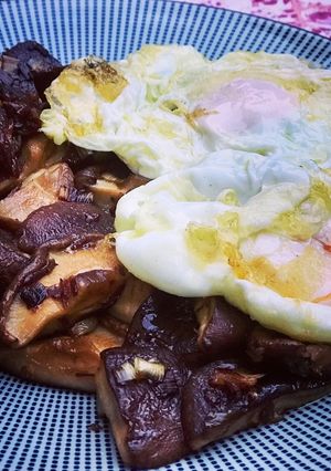 Una foto de Salteado de setas shitake con jamón ibérico y huevos 🍳