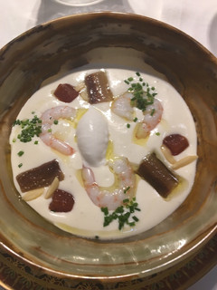 Una foto de Ajo blanco con helado 🍦 de almendra, langostinos 🦐 y ahumados😋