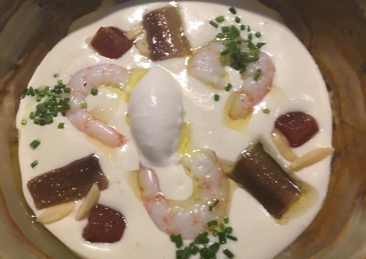 Ajo blanco con helado 🍦 de almendra, langostinos 🦐  y ahumados😋
