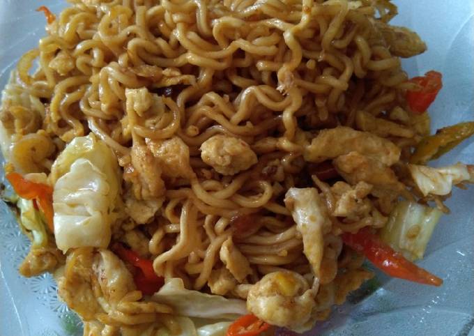 Resep mudah memasak Indomie goreng plus sayur kol yang enak