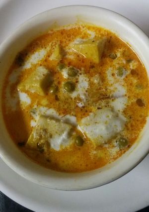 A picture of Shahi Matar Malai Paneer.