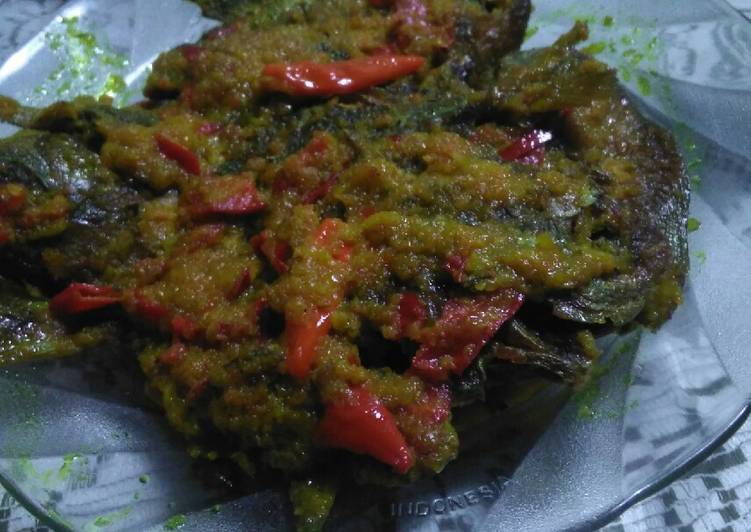 Langkah Mudah untuk Membuat Ikan bawal bumbu acar yang Enak