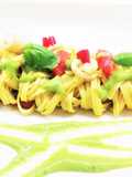 Tagliolini con calamari, crema di piselli e datterini