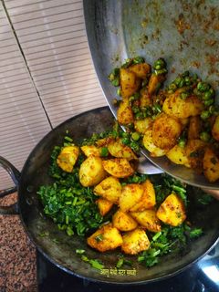 आलू मेथी मटर सब्जी (aloo methi matar sabzi recipe in Hindi) रेसिपी मुख्य फोटो