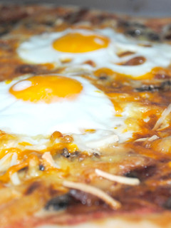 Foto principal de Pizza de beicon, champiñones, salsa barbacoa y huevo