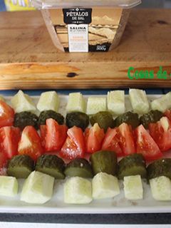 Una foto de Ensalada de pepino con pétalos de sal ahumada