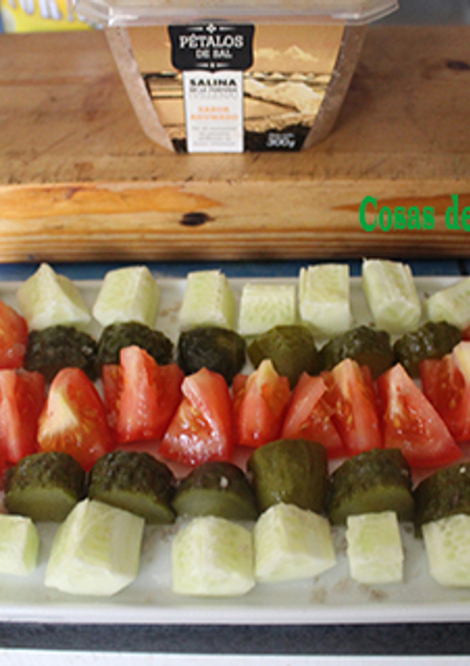 Una foto de Ensalada de pepino con pétalos de sal ahumada