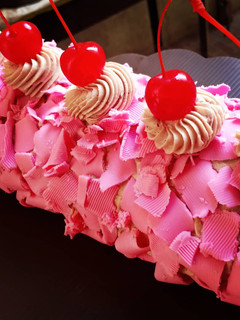 Foto resep Pinky Blackforest Roll Cake