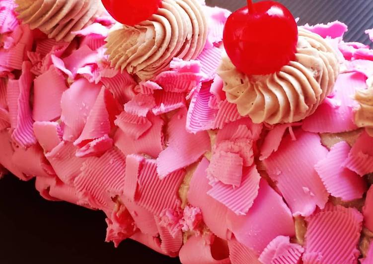Langkah Mudah untuk Menyiapkan Pinky Blackforest Roll Cake, Sempurna