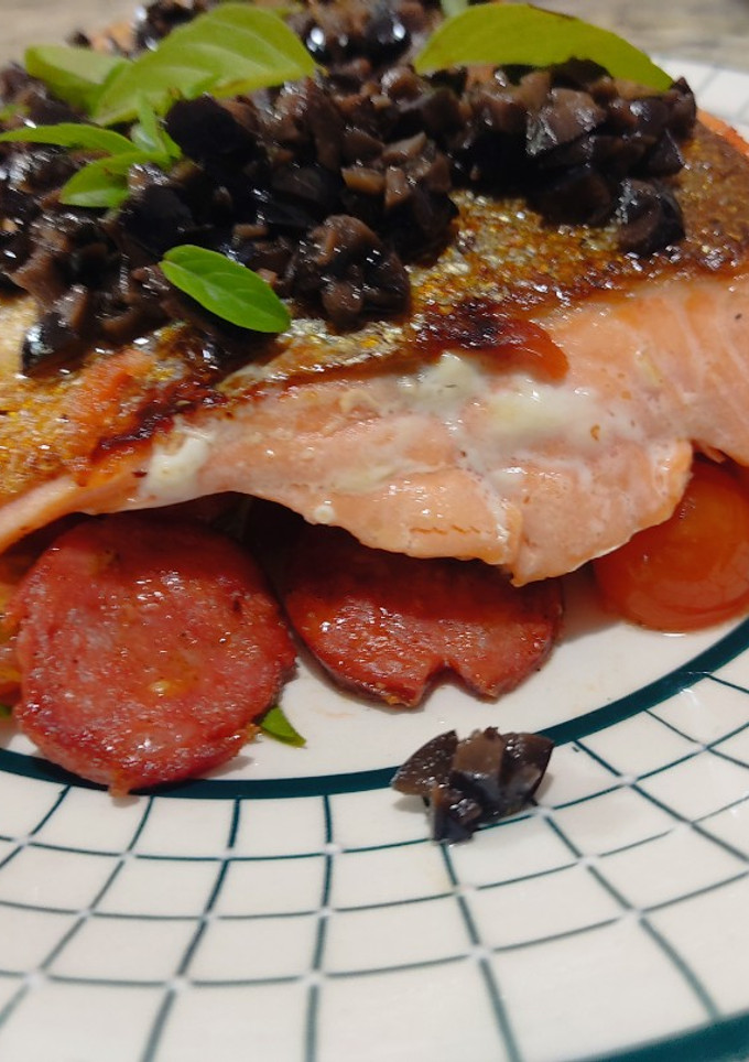 Una foto de Salmón dorado con chorizo