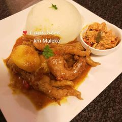 A picture of Chicken feet and necks.