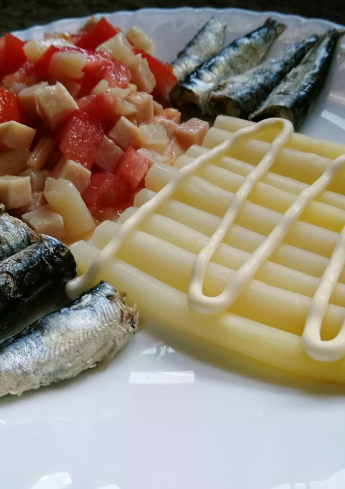 Una foto de Ensalada de sardinillas y espárragos blancos