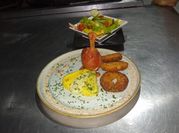 Una foto de pollo con tajadas