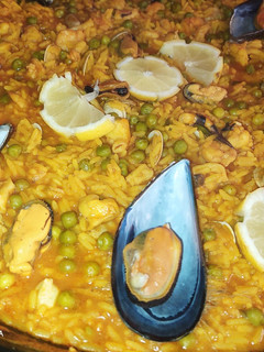 Una foto de Paella de marisco