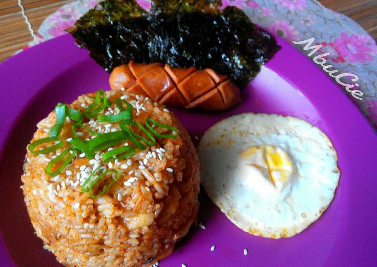 Kimchi Bokkeumbap (Kimchi Fried Rice)
