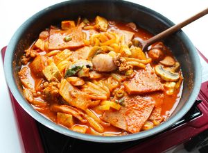 Foto resep Budae Jjigae, Sup tentara korea jaman dulu. Enak & gampang