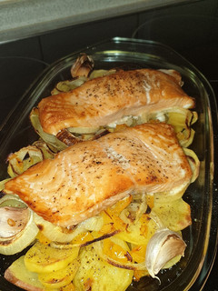 Una foto de Salmón al horno con patatas panaderas