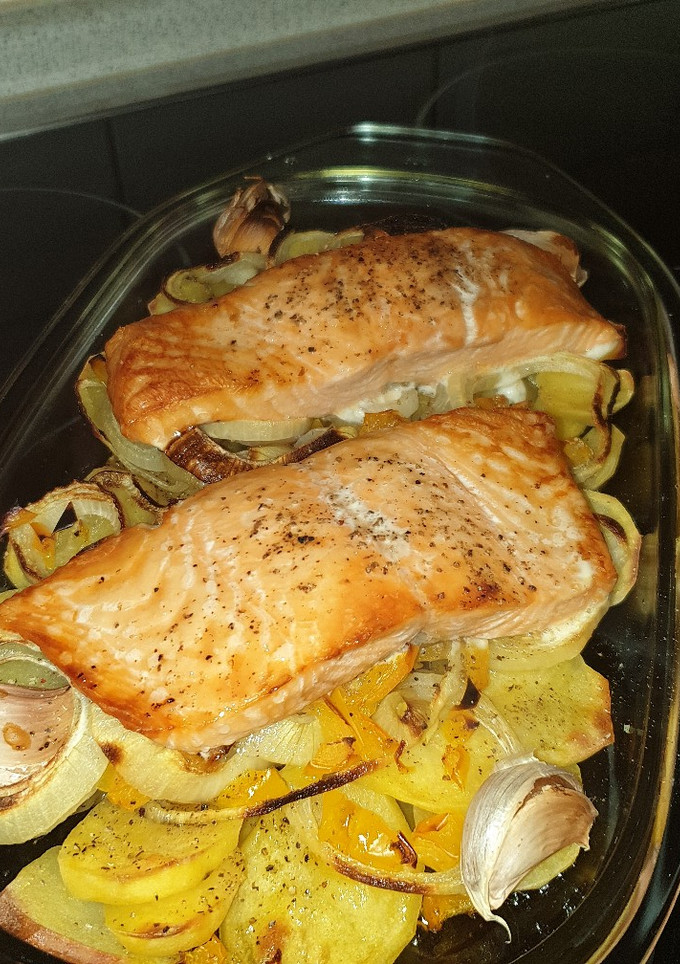 Una foto de Salmón al horno con patatas panaderas