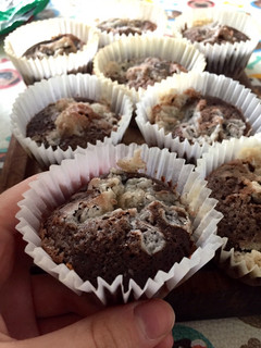 Una foto de Muffins de brownie y Oreo - apto veganos