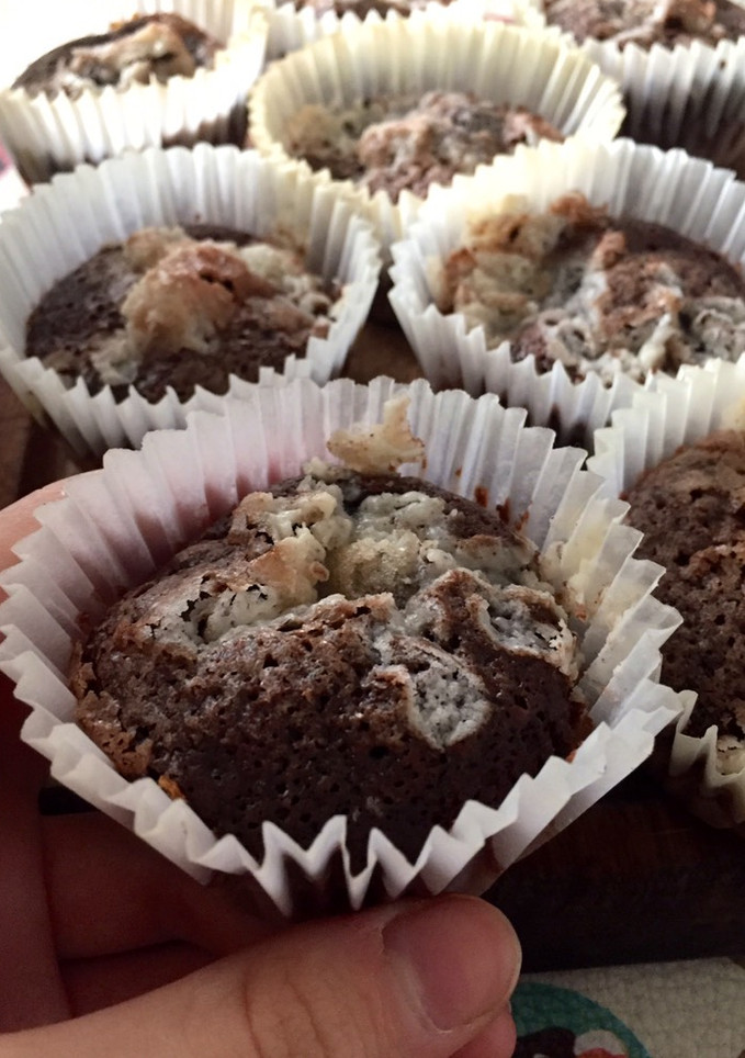 Una foto de Muffins de brownie y Oreo - apto veganos