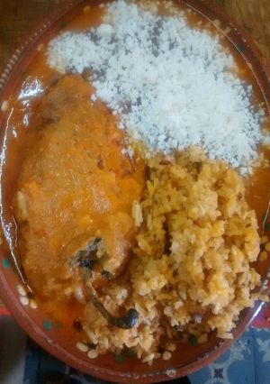 Una foto de Chiles rellenos en caldillo