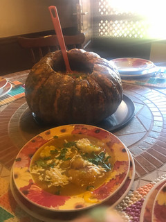 Una foto de Locro de zapallo en calabaza