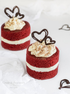 Una foto de Bizcocho red velvet con crema de queso al chocolate blanco